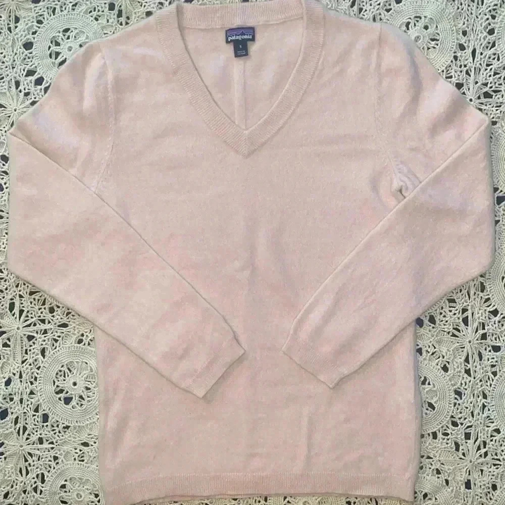 Patagonia pale pink recycled cashmere/ wool blend v neck sweater
